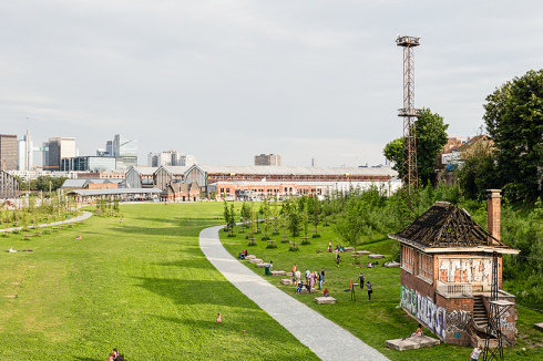 Zentral, im Nordosten der Stadt, liegt das ehemalige Industriegelände Tour &amp; Taxis, das zu einem nach-haltigen Viertel mit großem Park nach Plänen von Bureau Bas Smets umgestaltet wurde.<br />