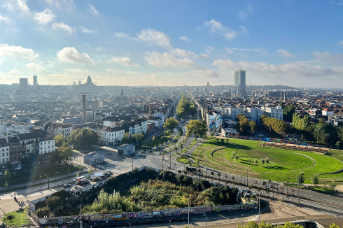 Porte de Ninove liegt am Kanal und ist Knotenpunkt dreier Gemeinden: Anderlecht, Brüssel und Molenbeek-Saint-Jean, so dass breite Verkehrswege hier aufeinandertreffen. Lange ein Niemandsland entstand in einem langjährigen Prozess mit Bürgerbeteiligung ein neuer Stadtpark.<br />