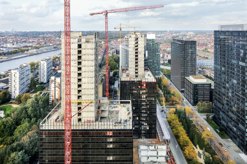 Aus WTC I + II wird ZIN: Geschossdecken und Fassaden wurden abgetragen; der Bestand wurde als Materialbank genutzt. Das strukturelle Raster der Fundamente und die Kerne blieben erhalten und wurden mit Baukörpern ergänzt.<br />