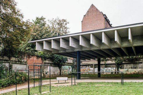 Im hinteren Teil und an höchster Stelle des Parks haben BAUKUNST ein filigranes Betondach aufgestellt.<br />