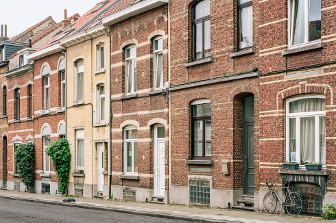 Front einfacher Häuser an der Rue de Perdrix im Stadtteil Etterbeek. Links: Fassaden- und Grundrissvariationen eines Typus von 1908 bis 1913. Zusammengestellt von Fernand Salmain.<br />