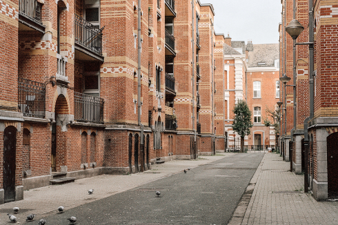Der Soziale Wohnungsbau Cité Reine Astrid von 1915, Architekt Émile Hellemans, steht in der Rue Blaes im Quartier Marollen unterhalb des Justizpalastes.<br />