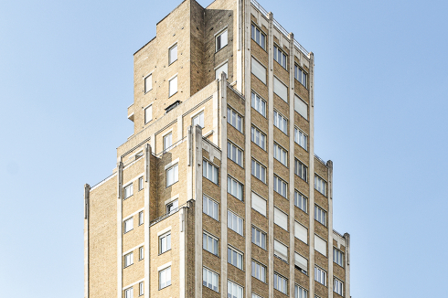 Der Wohnturm Résidence de la Cambre am Boule-vard Général Jacques im Stadtteil Ixelles von Architekt Marcel Peeters, der sich von Nordamerika inspirieren ließ, entstand 1939.  <br /><br />