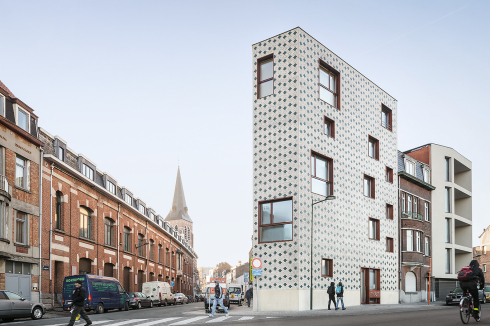 Eckbebauung von 2015, Rue François-Joseph Navez im Stadtteil Schaerbeek von LOW architecten.<br />