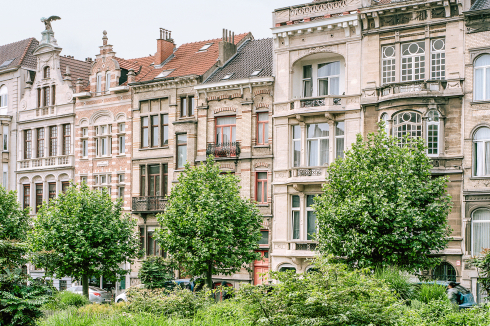 Eine Front bürgerlicher Häuser an der Avenue Louis Bertrand im Stadtteil Schaerbeek. Ein Typus – viele Varianten. Die Autoren ziehen im Buch einen Vergleich zu Vogelköpfen. Abbildung aus der Enzyklopädie von Diderot und D’Alembert.<br />