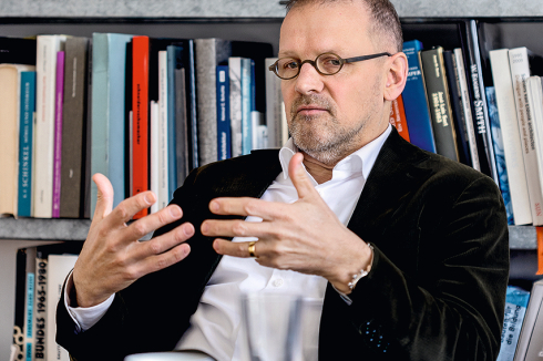 Tobias Nöfer wurde im westfälischen Ahaus geboren und studierte Architektur an der RWTH Aachen und der ETH Zürich.<br />