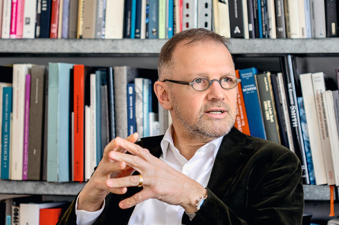 Nach Mitarbeit in den Büros von O. M. Ungers, Kollhoff &amp; Timmermann und Bernd Albers gründete er 1998 sein eigenes Büro in Berlin. Seit 2019 ist er Vorstandsvorsitzender des Architekten- und Ingenieurvereins zu Berlin-Brandenburg e. V.<br />