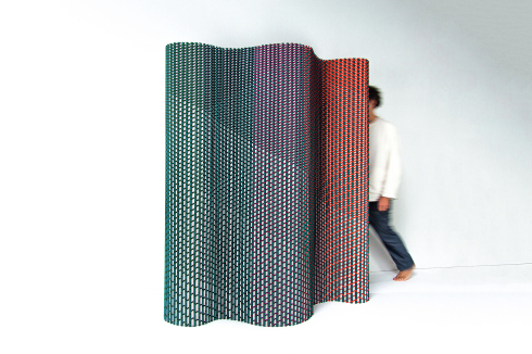 Op-Art und Low-Tech bedingen sich im <strong>Pleated Partition Screen</strong> einander: Die abstrakte Geometrie der Oberfläche ist Ergebnis der Faltung, die dem tex­tilen Paravent seine Steifigkeit verleiht – ohne chemische Zusätze oder Traggerüst.<br />