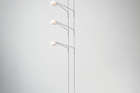 Ob gereiht oder gruppiert, das Lichtsystem <strong>Liiu</strong> wirkt durch die zarten, zugleich stromführenden Halte­rungen der weißen Reflektoren fast wie leuchtende Schmetterlinge.<br />