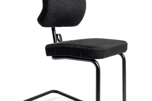 Zurück in die Metallwerkstatt des Bauhauses führt der <strong>Reversal Chair</strong>, der sich als Sitz- und auch als wirbelschonender Kniestuhl einsetzen lässt, und damit kein Abkomme des Throns, sondern ein „Werkzeug zum Sitzen“ ist.<br />