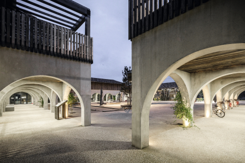 Das Zentrum des Komplexes in Dax ist, als Zitat der mittelalterlichen Stadt Okzitaniens, eine Bastide. Um den Platz in den Arkaden liegen Supermarkt, Kosmetiksalon, Werkstatt, Mediathek, Veranstaltungsräume sowie ein Therapiezentrum.<span class="OffWhite"></span><br />