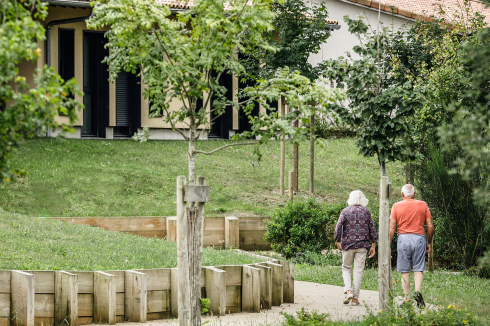 Keine Weißkittel weit und breit: Im Alzheimer-Dorf in Dax soll nicht der Eindruck einer medizinischen Einrichtung entstehen. 120 Angestellte und 120 Ehrenamtliche unterstützen maximal 120 Erkrankte, ein möglichst selbstbestimmtes Leben zu führen. Einen festen Tagesablauf gibt es nicht.<span class="OffWhite"></span><br />