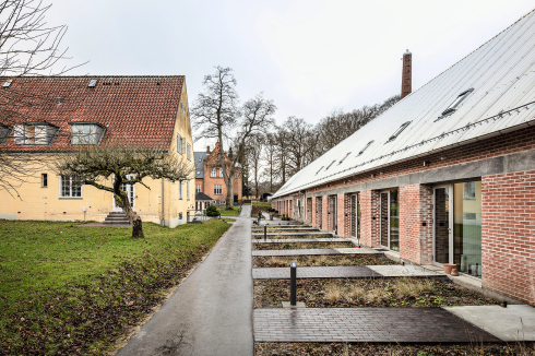 Im Vordergrund der Neubau, gegenüber das Wohngebäude aus den 1930er Jahren, ganz hinten der alte Witwensitz<br />