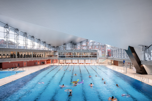 Insgesamt wurde die Wasserfläche von 1400 auf 2000 Quadratmeter erweitert. In den in die Halle ragenden Einbauten befindet sich der Fitnessklub THE RAY auf 1600 Quadratmetern.<br />