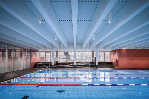 Blick auf das neue 25-Meter-Schwimmbecken. Die Hälfte der Innenfläche wurde neu gebaut.<br />