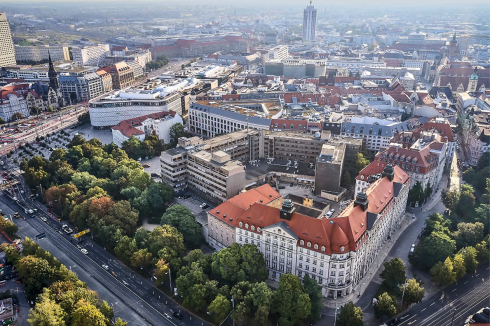 Ab dem 9. Oktober 1989 führten die wöchentlichen Demonstrationszüge an der „Runden Ecke“, der da­ma­ligen Bezirksverwaltung für Staatssicherheit vor­bei. Kurz darauf besetzten Demonstrierende das Ge­bäude. Die Stadt möchte auf dem inzwischen untergenutzten Gelände einen „Ort der gelebten Demokratie“ in Form eines modernen Quartiers etablieren.<br />