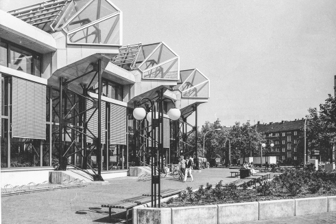 Markantes Erscheinungsmerkmal: die prominente Straßenfassade mit den verglasten Binderköpfen.<br />