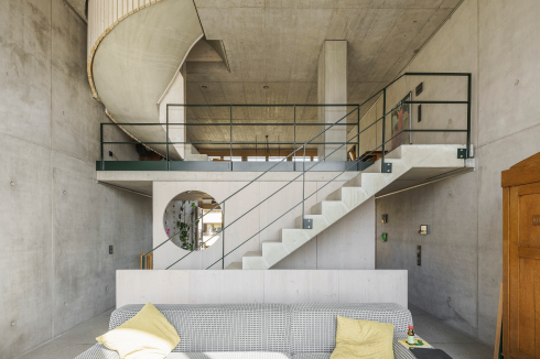 Das offene Wohngeschoss im Stadthaus von mehr* architekten lebt von den Blickachsen über verschiedene Ebenen und Raumbereiche.