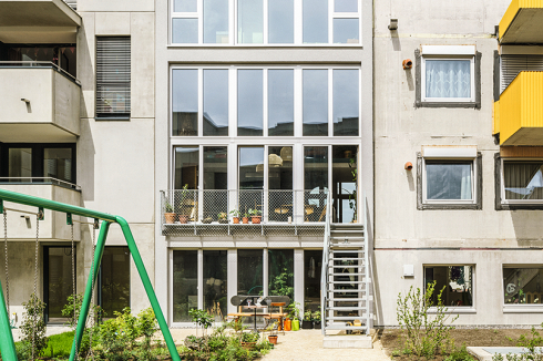 Zuerst war die Erschließung: Die Treppe des Hauses stand am Anfang der Planung. Aus Platzgrün­den ist sie ab der Zwischen­ebene halbgewendelt.<br />