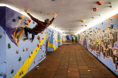 ... in eine frei nutzbare Boulderhalle.<br />