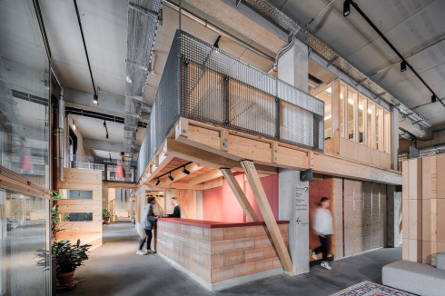 Bei der Entwicklung des kollaborativen Community und Co-Working Space „Im- pact Hub Berlin” auf dem Kindl-Areal spielten Aspekte wie Sozialverträglichkeit, Zugänglichkeit, Umweltverträglichkeit, Ressourcenschonung und Abfallvermeidung eine wesentliche Rolle (Bauwelt 6. 2023).<br />