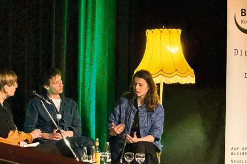 Für „Landkrank“ schrieb Luisa Neubauer das Vorwort. Im März stellten sie und Nikolaj Schultz das Buch in der Backfabrik in Berlin vor, die Diskussion moderierte Eva von Redecker (links).<br /><span class="OffWhite">Foto: buchbox </span><br />