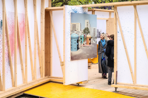 Die Open-Air-Wanderausstellung „The Play­ground Project“ zeigt 100 Jahre Spielplatzgeschichte.<br />