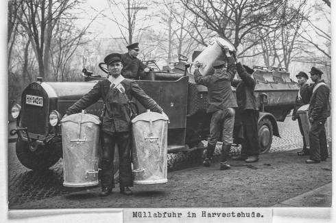 In den 1920er Jahren begannen deutsche Städte mit der Einfuhr einer „staubfreien Müllabfuhr“, bei der die Größe der Mülltonnen auf die Öffnungen der „Spezialwagen“ angepasst wurde.<br />