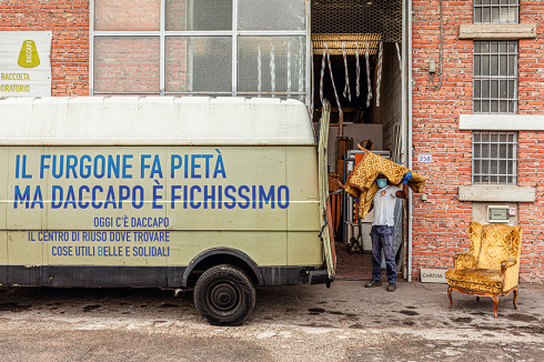 Auf dem Möbeltransporter steht auf italienisch: „Der Transporter ist schäbig, aber Daccapo ist cool“.<br />