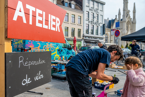 Auf dem Marktplatz wird eine Reparaturbegleitung für Fahrräder angeboten.<br />