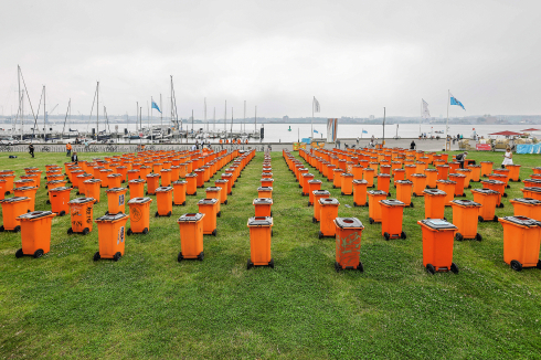 Hunderte Mülltonnen waren 2021 auf der Reventlouwiese in Kiel aufgestellt. Unter dem Motto „Wollt ihr, dass die Tonnen zu euch kommen?“ sollen die Besucherinnen der Wiese dazu bewegt werden, ihren Abfall richtig zu entsorgen.<br />