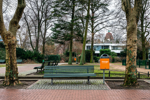 Die leuchtend orangefarbenen Venta-Mülleimer prägen das Erscheinungsbild der Parkanlage.<span class="OffWhite"></span><br />