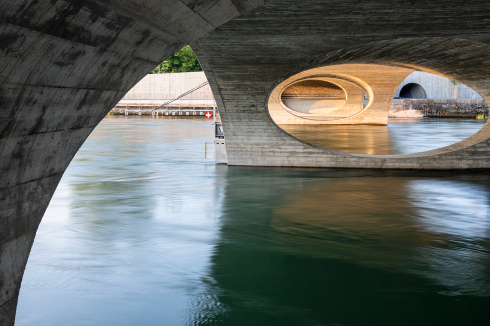 Pro Tag überqueren 22.000 Fahrzeuge die Segment­bogenbrücke. Hinter den Widerlagern ist eine Bewegungsfuge angeordnet, während die Pfeiler fest mit dem Brückenkörper verbunden sind.<br />
