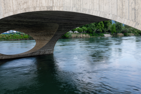Infrastrukturen begleiten und überqueren die Aare – heute mehr als 150 Brücken, oft ausformuliert als steinerne Bögen. Die Pont Neuf möchte als ein solches Element ein Teil der Stadt Aarau sein.<br />