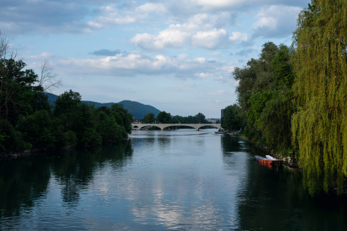 Das romantische Bild aus der Ferne – Bögen in einer Flusslandschaft – ergänzen näherkommend Erinne­rungen an städtische, mehr­bogige Steinbrücken. <br />