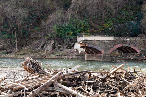 Die 300 Jahre alte Ahrbrücke oder auch Nepomukbrücke wurde 2023 ab­ge­brochen. Das einstige Kulturdenkmal verband den Ortskern der Stadt Rech mit der Bundesstraße 267.<span class="OffWhite"></span><br />