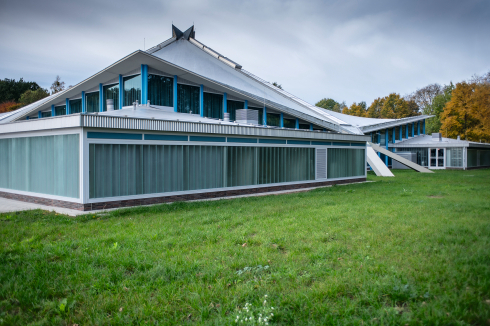 Die Nordostseite der Stadthalle. Ziegelsockel und Aluwelle entsprechen dem ursprünglichen Zustand, die Fassade musste erneuert werden.<br />
