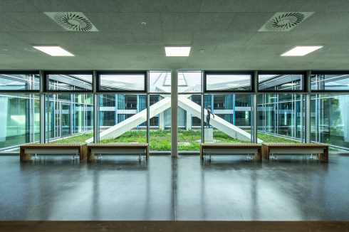 Das neue Foyer öffnet sich über eine raumhohe Fensterfassade zur Stadthalle. Im Gartenhof eine Skulptur von Fritz Cremer aus den 60er Jahren.<br />