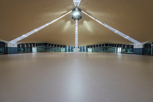 Als Messehalle gebaut, dient die Stadthalle heute als Sporthalle. Der Strahlerkranz aus den 90er Jahren wurde belassen; die ursprünglich dort hängende „Blume“, entworfen vom Architekten Kraus, konnte nicht rekonstruiert werden.<br />