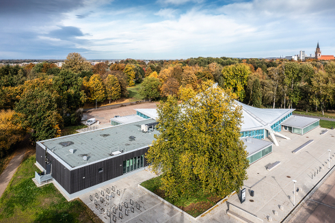 Die Stadthalle liegt im Kulturpark im Südwesten des Neubrandenburger Zen­trums, etwa 15 Fußminuten entfernt vom Stargarder Tor.<br />