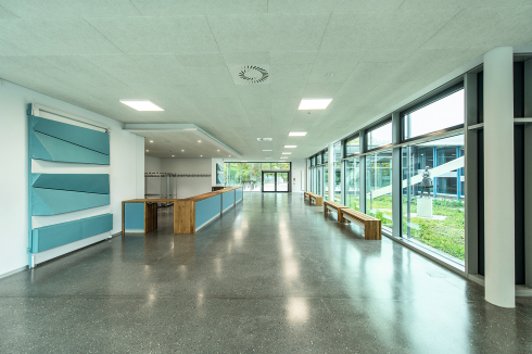 ... dahinter zieht sich das neue Foyer auf ganzer Länge durch den Anbau.<br />