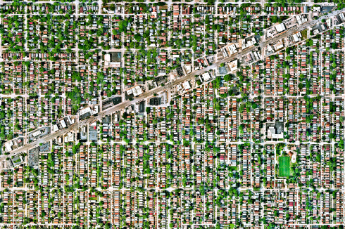 Berwyn, Illinois, 2023. Benjamin Grant benutzt Satelliten- und Luft­bil­­der, um zu zeigen, wie mensch­liche Aktivitäten die Erde formen.<br />