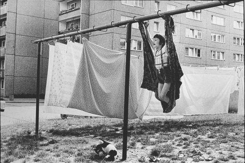 Thomas Kläber: Frankfurt (Oder), Neu­­be­resinchen, 1988/89; Silbergelatineabzug.<br />