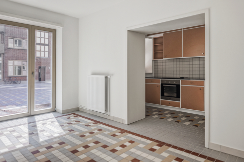 Im Erdgeschoss einer Maisonette-Wohnung; Blick auf den neu gepflasterten Hof. Unter dem Hof wurde eine Fahrradgarage angelegt.<br />