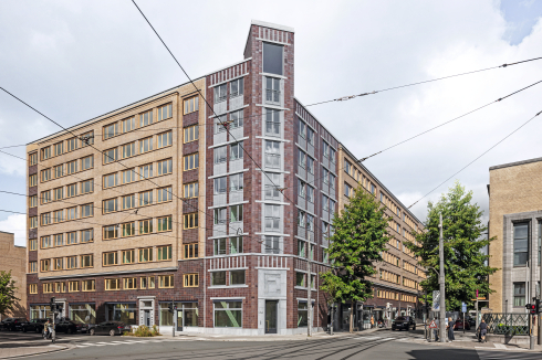 Nach dem Umbau: Die Architekten haben die Ecke mit einem Neubau gefüllt, der turmartig abschließt.<br />