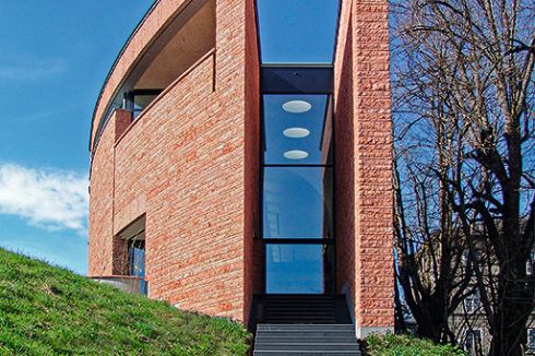 2006 bezog die Bibliothek ein eigenes Gebäude, das nach Plänen von Mario Botta im Garten des Oechslinschen Wohnhauses entstand (Bauwelt 23.2006).