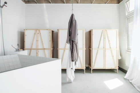 Bühnenbild oder puristischer Showroom eines Armaturenherstellers? Nein: „a picture of my old closet/bathroom.“<br />