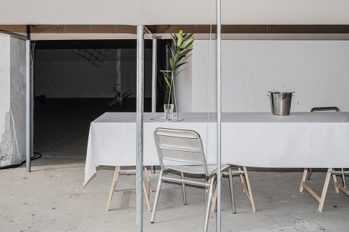 Mit „Tent Typologies: A Working Study“ stellte Sam Chermayeff während der Salone del Mobile 2024 die Ergebnisse seiner Forschungsarbeit zu Zelttypologien in Mailand vor.<br />