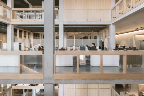 Die Architekten verzichteten auf allzu vordergründige Motive aus der Mode, doch es ließe sich der Eindruck eines gigantischen Nähkästchens gewinnen.<br />