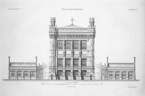 Das Maschinenhaus an der Ostseite des Turms ist im Gegensatz zum baugleichen Wohnhaus erhalten.<br />